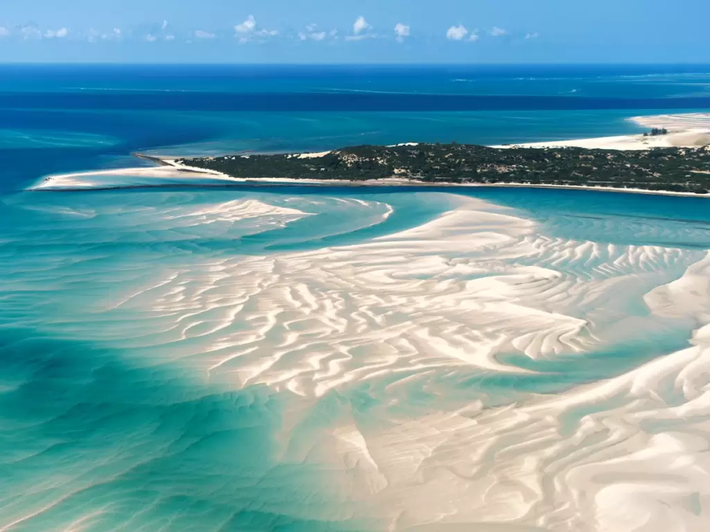 Bazaruto Archipelago in Mozambique, with white sandbanks and turquoise waters – an Africa luxury beach escape 2025 / 2026.