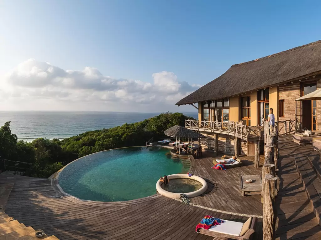 Cliffside Mozambique beach villa with infinity pool, sun deck, and panoramic coastal views for families relaxing on the Machangulo Peninsula.